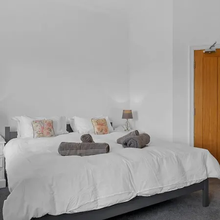 Pass The Keys Yew Tree Stunning With Sea View Grange-over-Sands